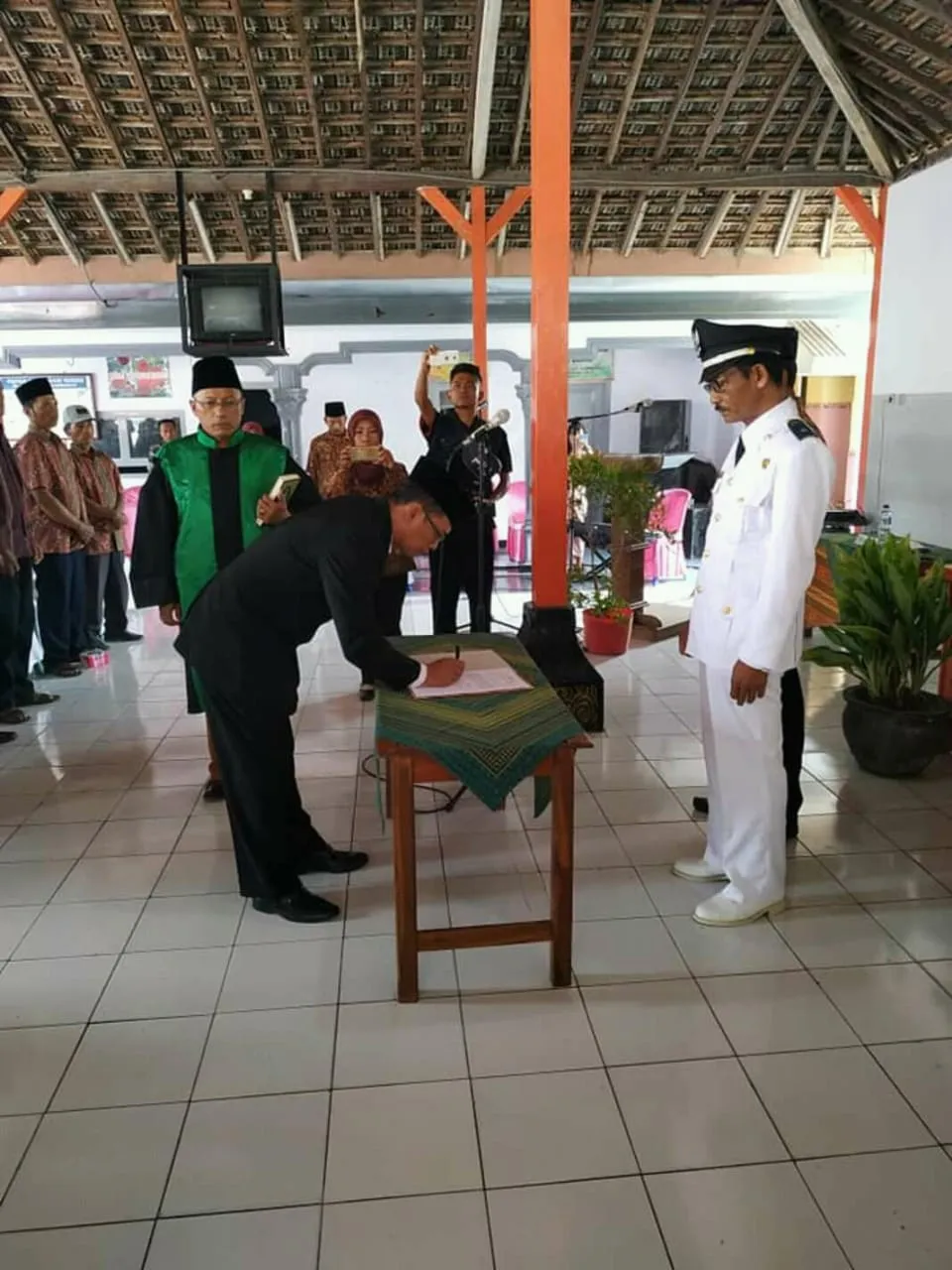 Demi Memperlancar Pelayanan Desa, Sunarjis SP di Lantik Menjadi Sekdes Plosorejo.