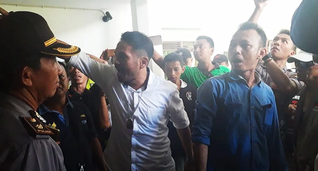 Raker "Kongkalikong" DPRD Banyuwangi Bersama PT. BSI Berakhir Ricuh. 