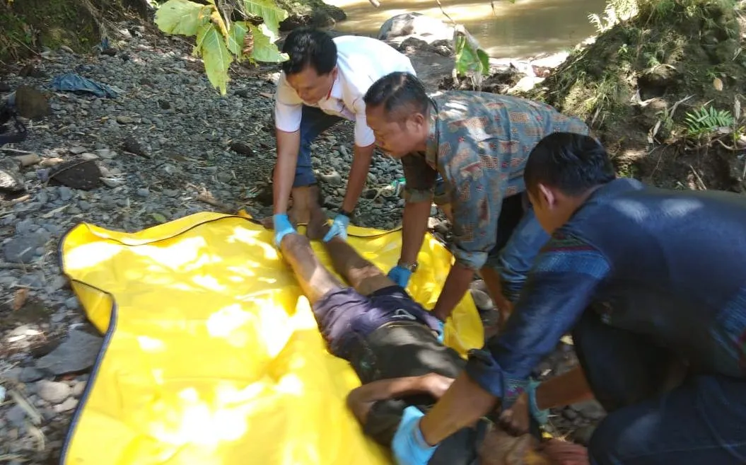 Warga Blindungan Geger, Ditemukan Mayat Pria Tanpa Identitas Mengambang di Sungai.