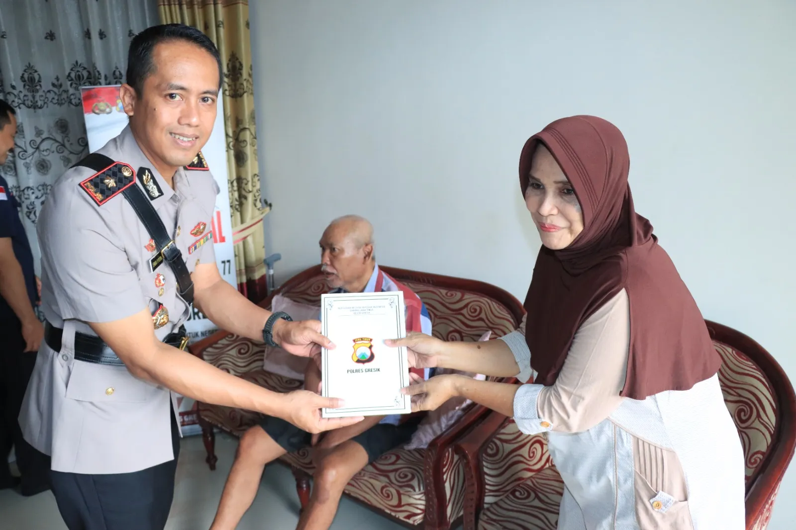 HUT Bhayangkara ke 77, Polres Gresik Anjangsa Anggota Polri yang sedang Sakit   
