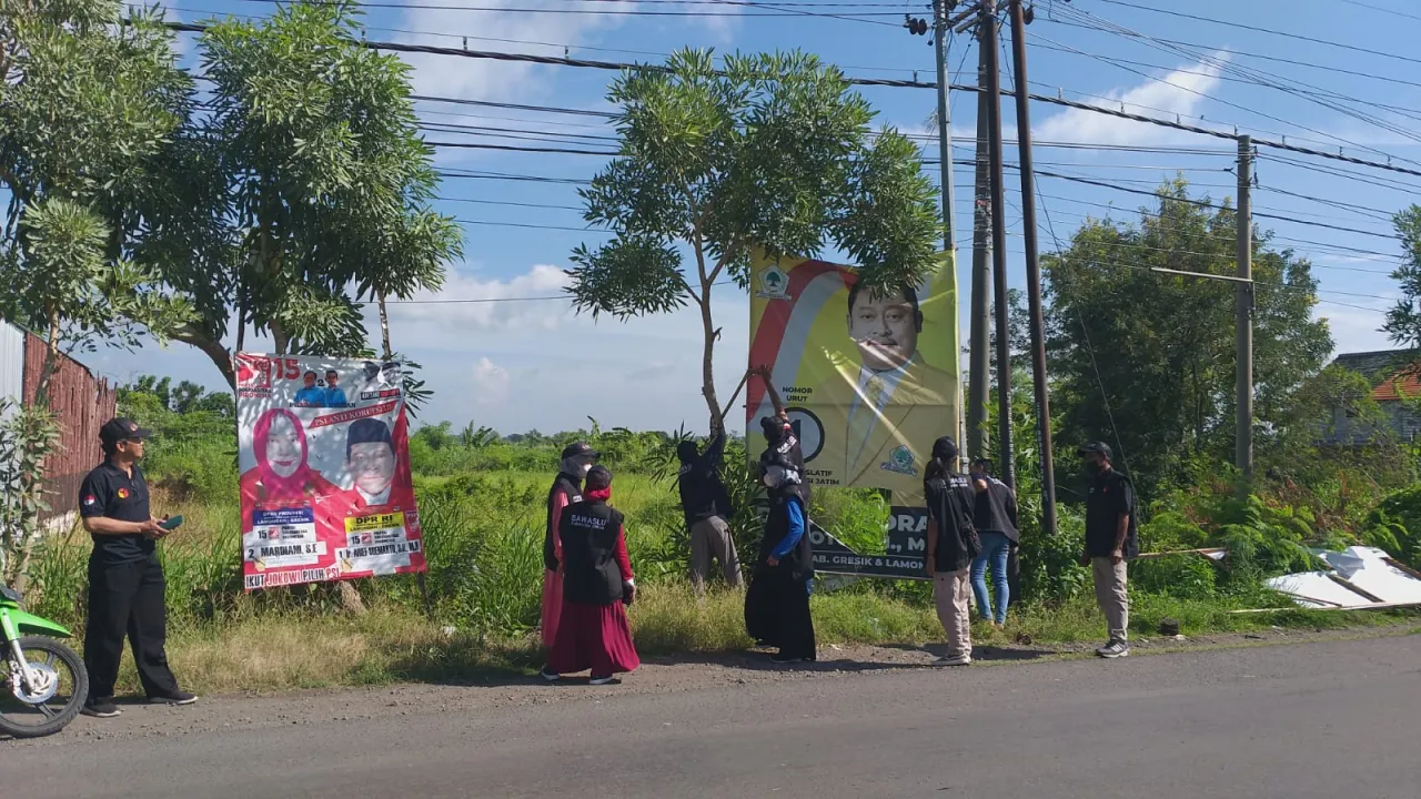 Langgar Aturan, Panwascam bersama PKD se-Kecamatan Benjeng Serentak Tertibkan APK