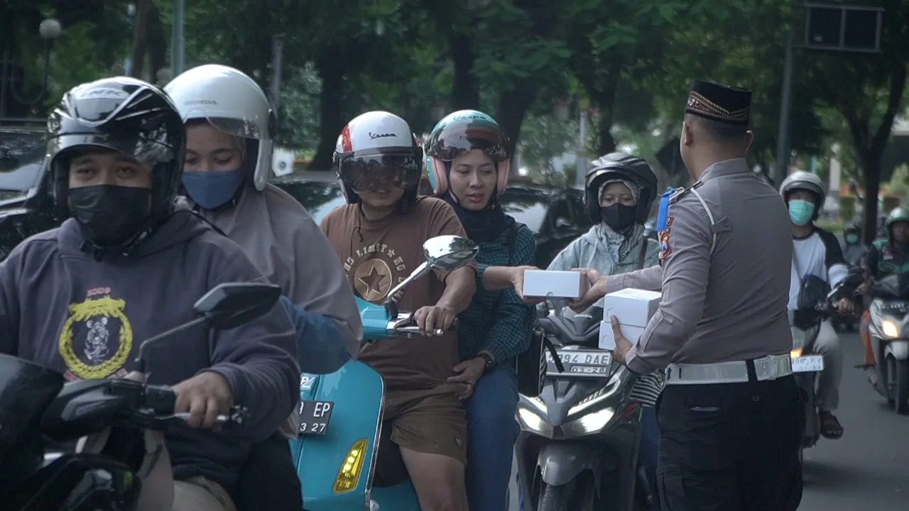 Sat Lantas Polres Gresik Bagikan Takjil Sambil Himbau Tertib Berlalu Lintas