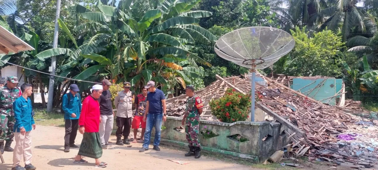 Sinergitas TNI - Polri bersama Pihak Terkait Bantu Korban Gempa Bumi di Sangkapura