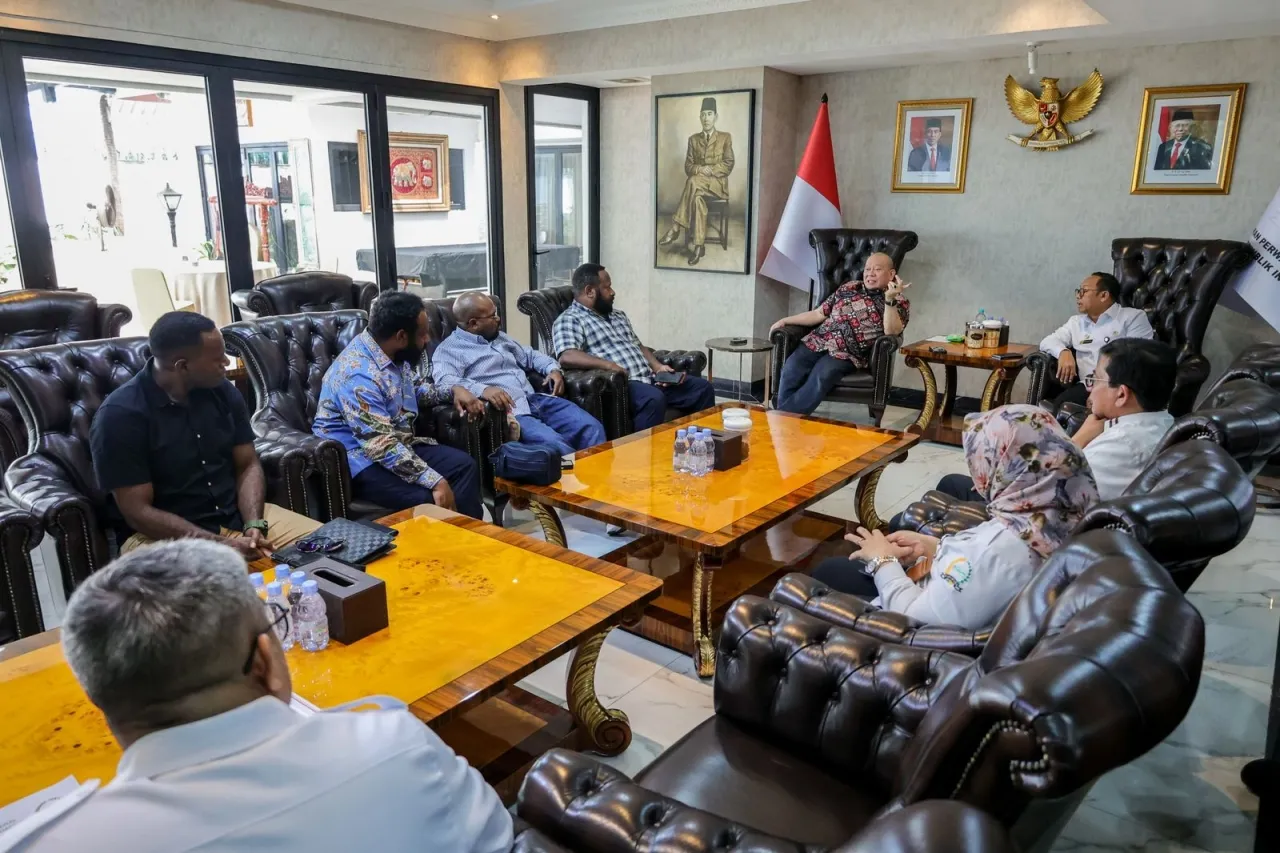 Diskusi Bersama Senator Papua, Ketua DPD RI Bicara Bangsa hingga Bola