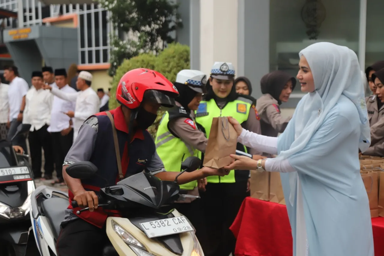 Berkah Bulan Ramadhan, Polres Gresik Bagikan Ratusan Takjil kepada Pengendara