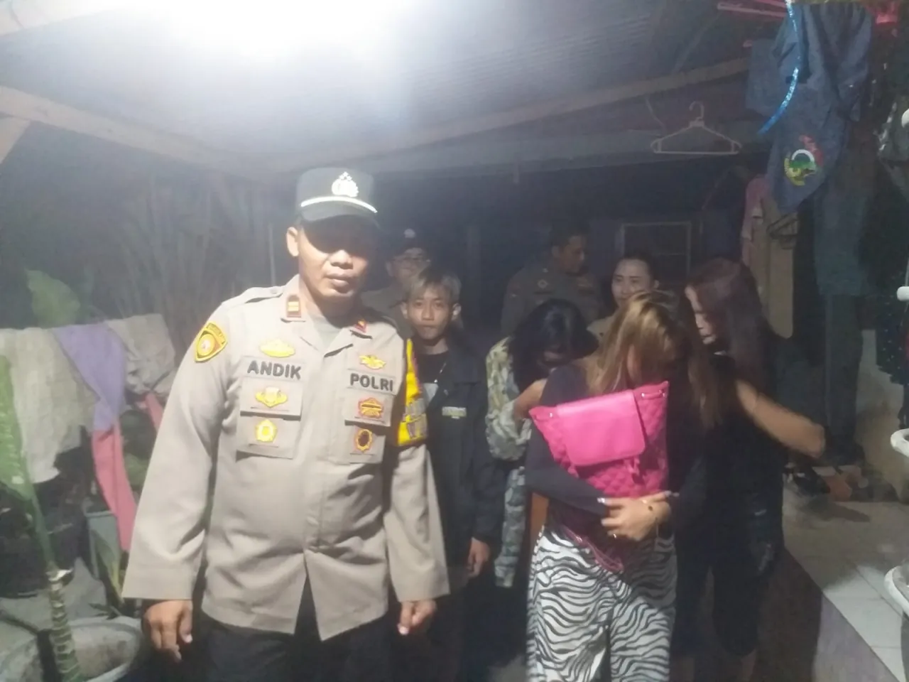 Tindaklanjuti Jumat Curhat, Polsek Rayon Barat Razia di Betiring Gresik amankan Empat Wanita Diduga PSK