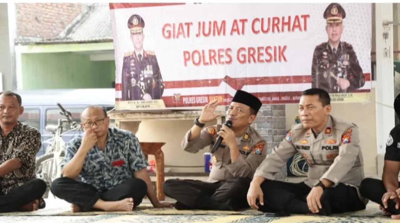 Jumat Curhat, Polres Gresik Sambangi Warga Suci Sampaikan Pesan Kamtibmas