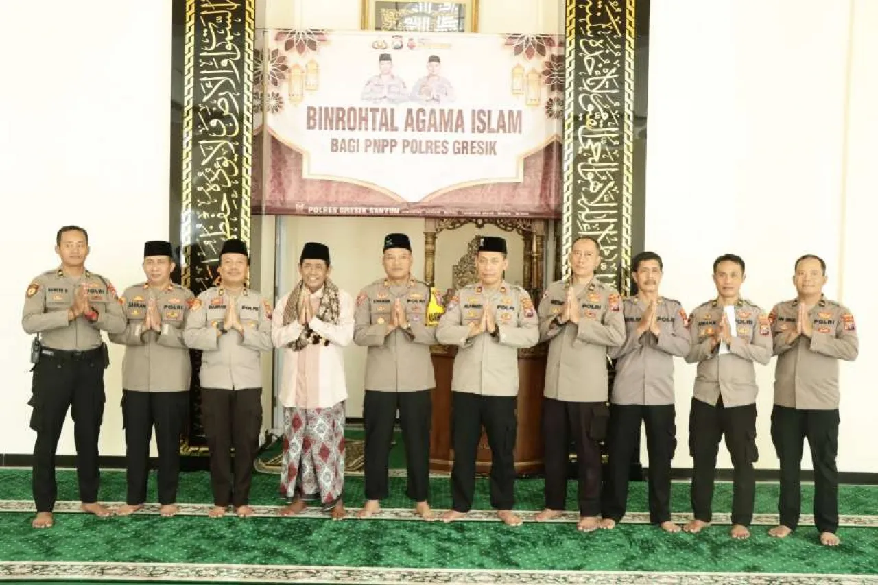 Binrohtal Polres Gresik di Masjid Al Aziz: Memperkuat Iman dan Menjalin Silaturahmi
