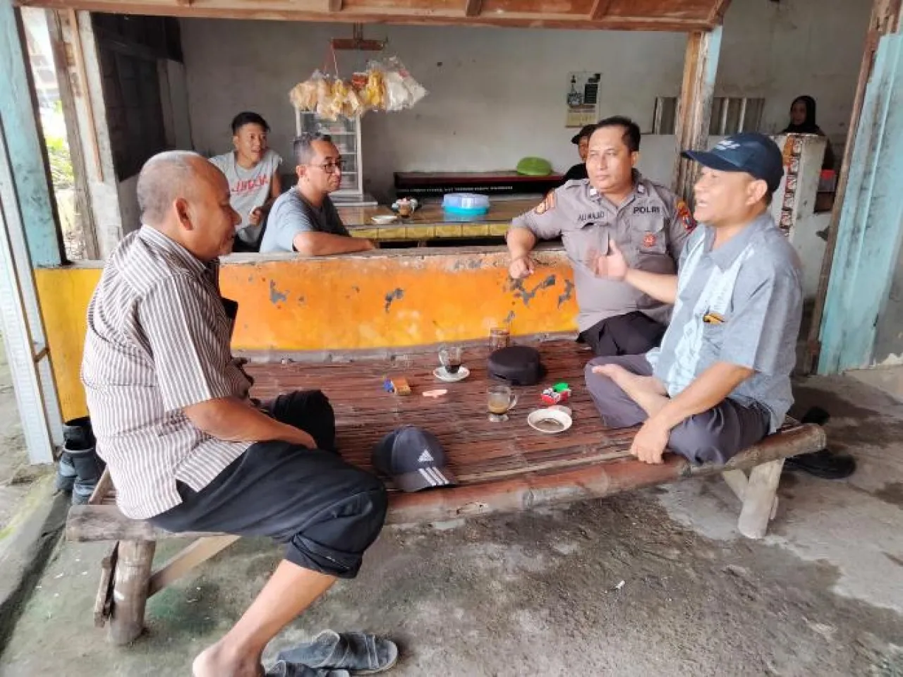 Wujudkan Rasa Aman Dimasyarakat, Bhabinkamtibmas Polres Gresik Ngopi Bareng sambang warga