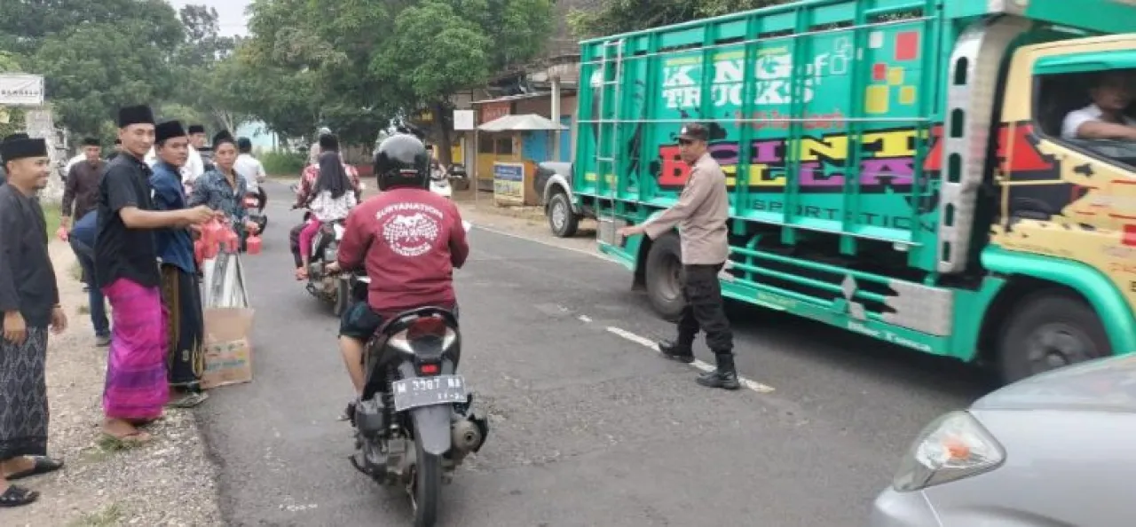 Tebar Kebaikan, Panwaslu Banyuates dan Polisi Kompak Bagikan Takjil di Bulan Ramadan