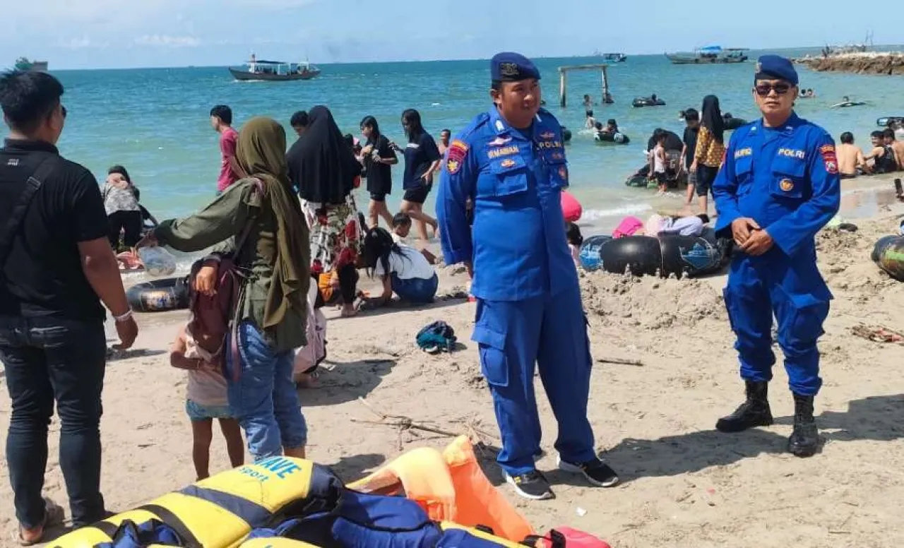 Pengamanan Libur Hari Raya Idul Fitri di Pantai Delegan Gresik