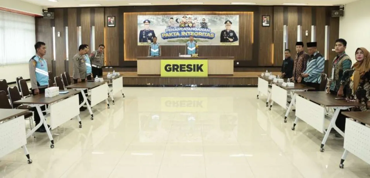 Penandatanganan Pakta Integritas Penerimaan Anggota polri Tahun 2024 di Gresik secara virtual