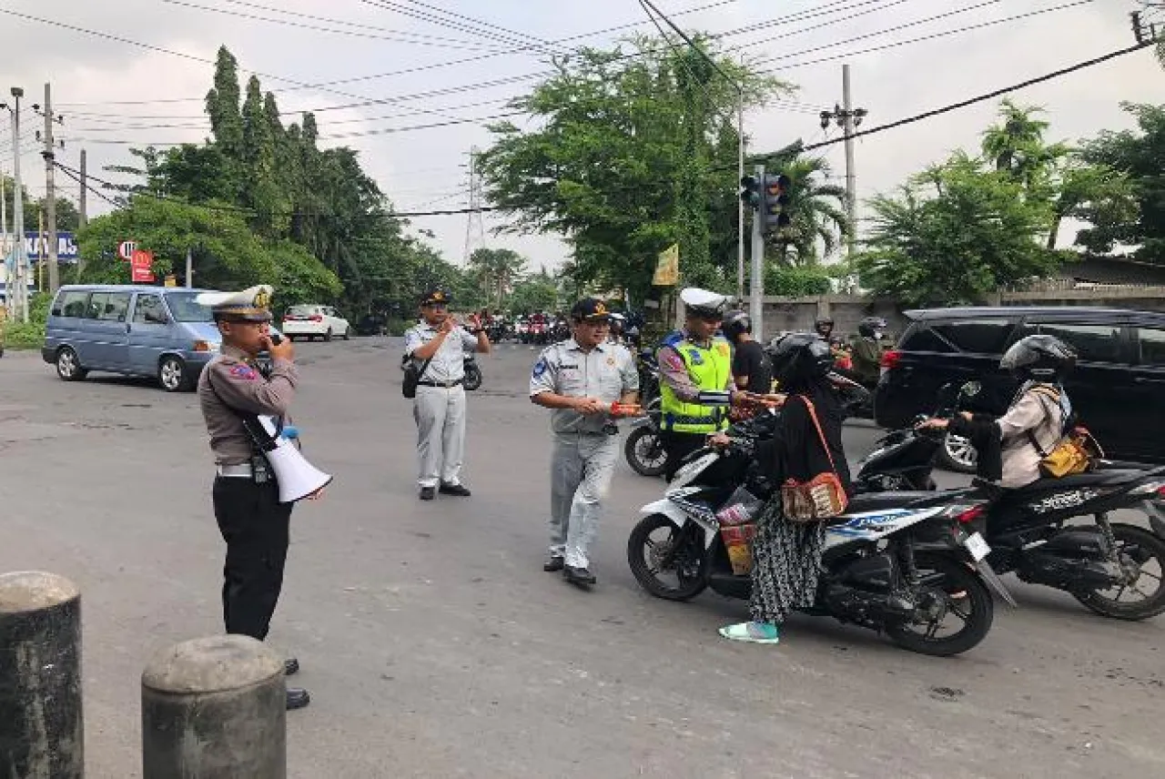 Satlantas Polres Gresik Bagikan Coklat Gelar Kampanye Simpatik Keselamatan di Jalan Raya
