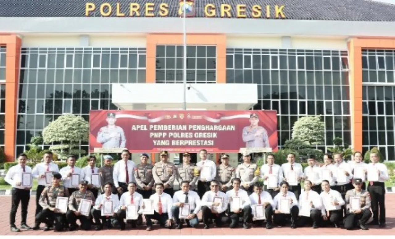 Polres Gresik Apresiasi Anggota Berprestasi Langsung Diberi Penghargaan