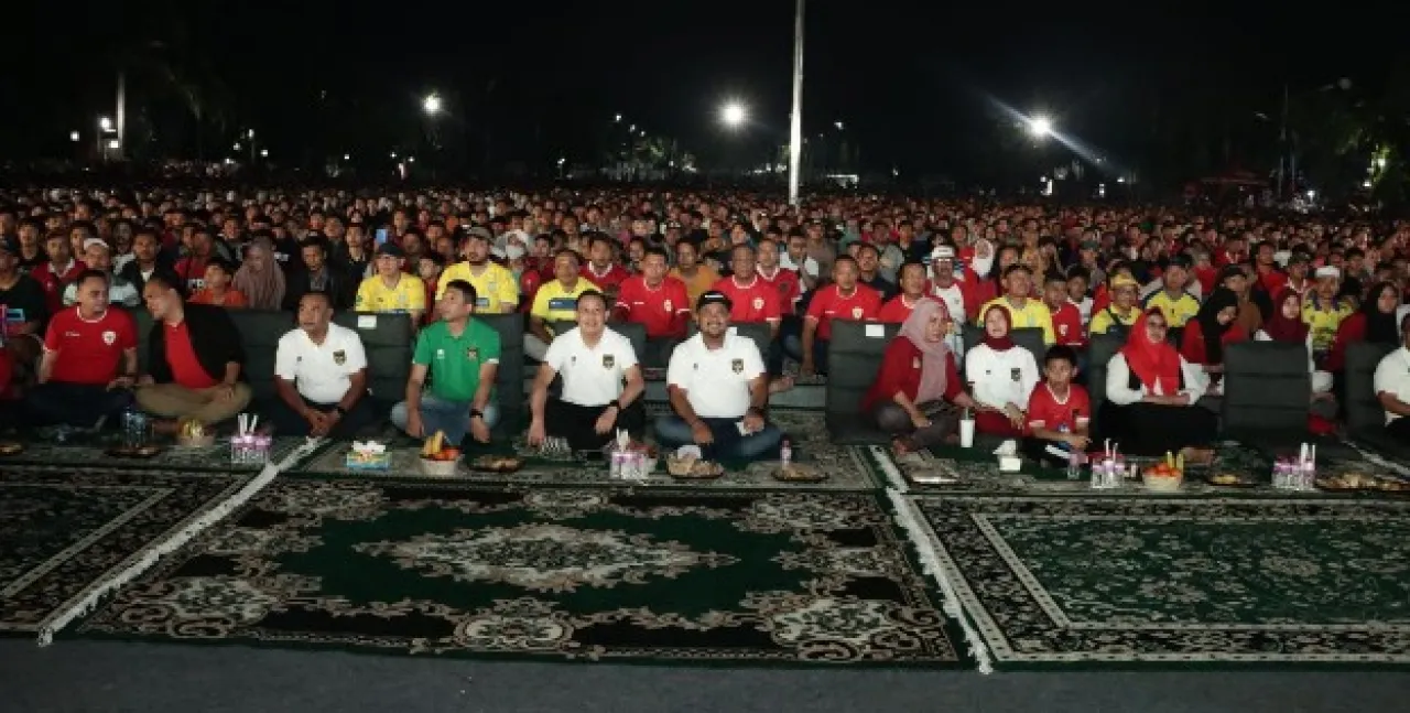 Kapolres bersama Bupati Gresik dan Ribuan Warga Nobar Timnas Indonesia di Halaman Kantor Bupati Gresik