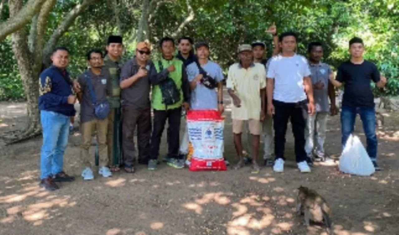 PJS Peduli Beri Makanan, 5 Tahun Monyet di Hutan Kera Nepa Tak Ada Perhatian dari Pemkab Sampang