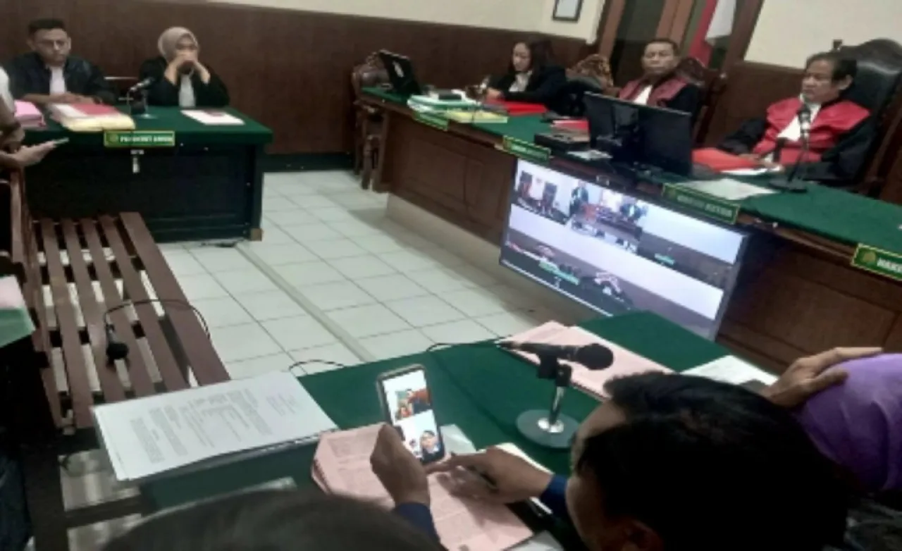 Curi dan Jual Pil Koplo Ribuan Butir dari Gudang Barang Bukti Kejari Perak, Dua Terdakwa Dituntut 4 Tahun 8 Bulan Bui