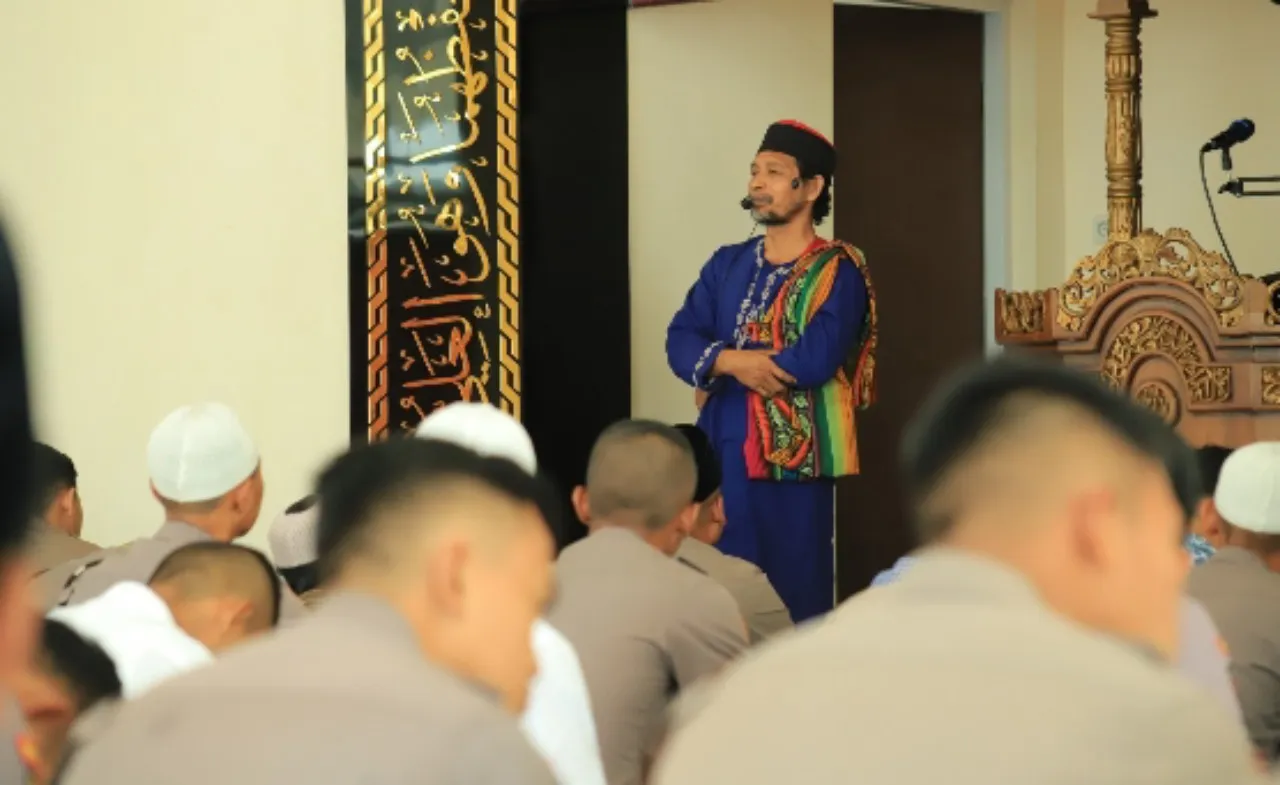 Polres Gresik Gelar Binrohtal bareng Ustadz Alumul Huda, Tingkatkan Keimanan Anggota