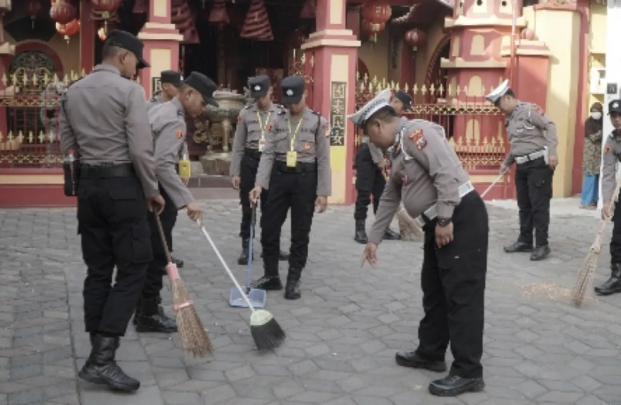 Bakti Sosial Bhayangkara ke-78, Polres Gresik Merajut Semangat Kebersamaan di Klenteng Kim Hin Kiong