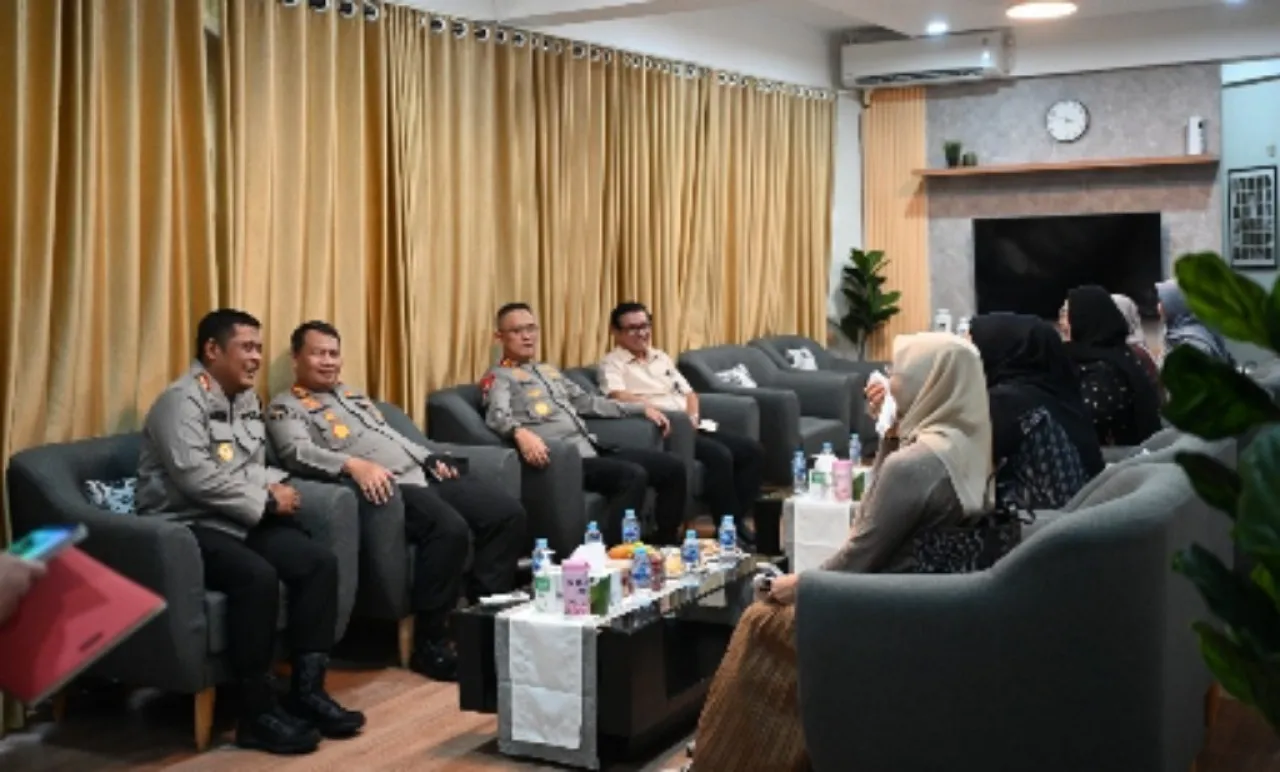 Kapolres Gresik Dampingi Kapolda Jatim Survey SOR Tri Dharma Petrokimia Gresik untuk Bhayangkari Voli Cup 2024
