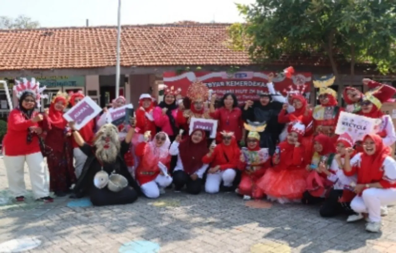 Jalan Sehat Semarakkan HUT RI, Bhayangkari Gresik Ajak Siswa SLB Kemala Bhayangkari Bergerak