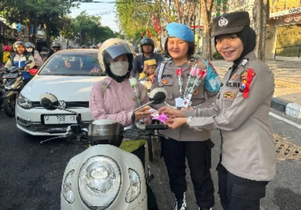 Srikandi Bhayangkara Polres Gresik Maniskan Pagi dengan Senyuman dan Cokelat