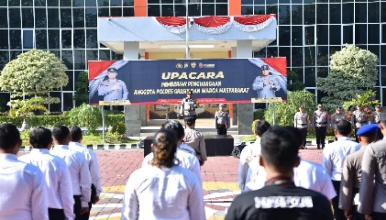 Kapolres Beri Reward kepada Anggota yang Berprestasi