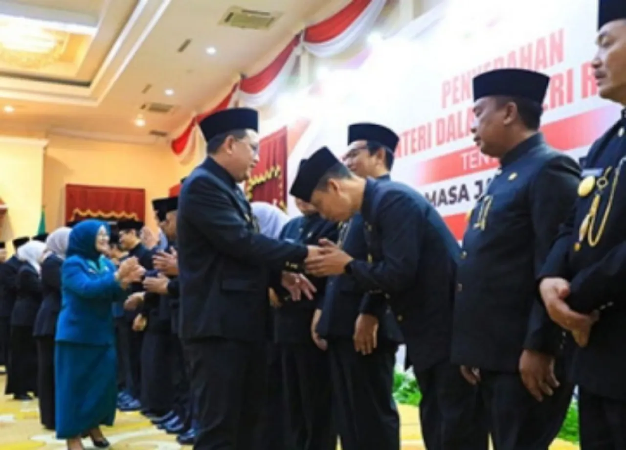 Pj Gubernur Jatim Lantik 13 Pjs Bupati/Wali Kota, Ini Pesannya