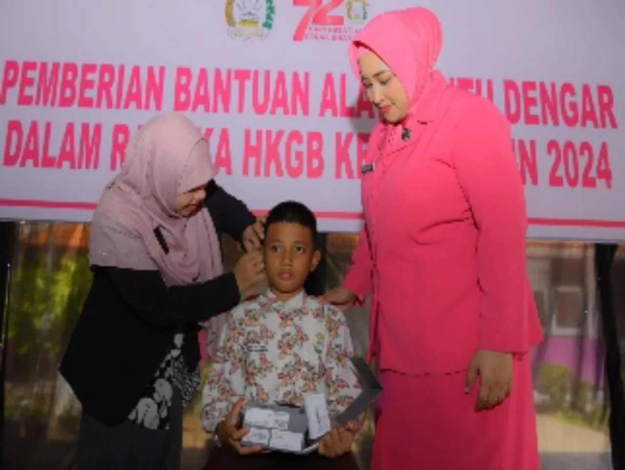 Momentum HKGB, Bhayangkari Cabang Gresik Berikan Alat Bantu Dengar pada 22 Siswa SLB Kemala Bhayangkari 2 Gresik