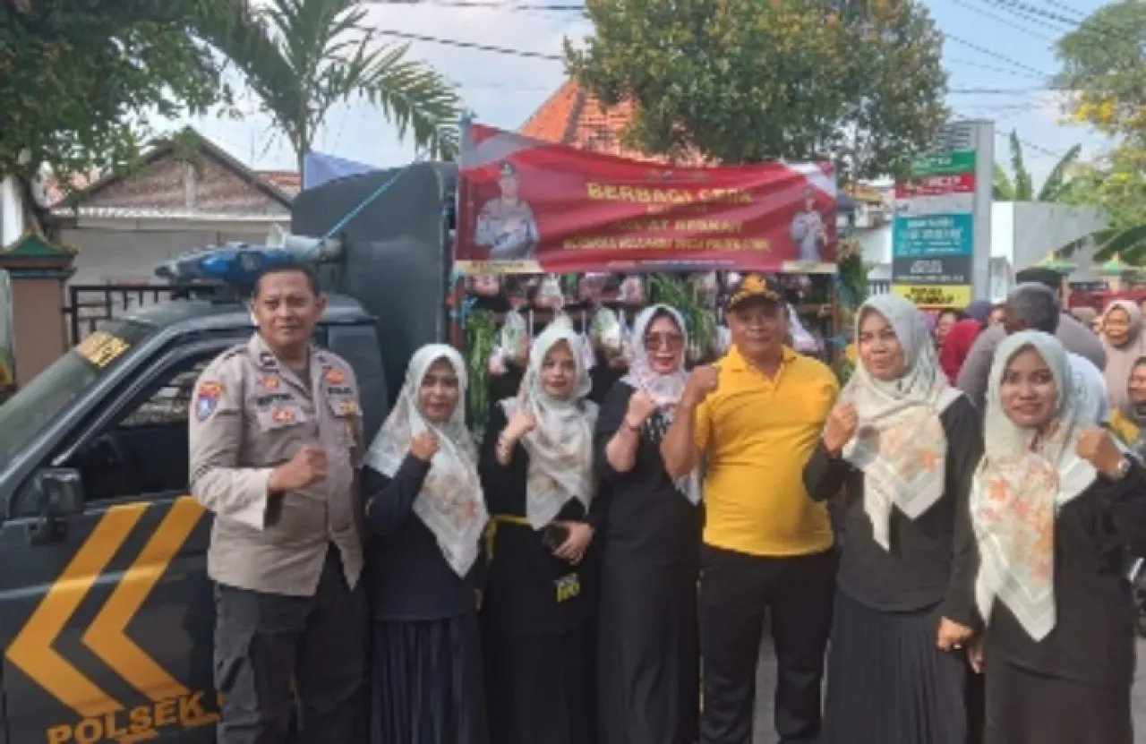 Polsek Cerme Bagikan Sembako dan Sosialisasi Rekrutmen Polri di Desa Dampaan Cerme