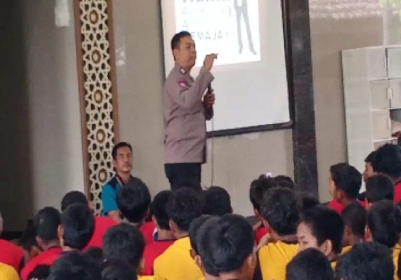 Bhabinkamtibmas Edukasi Siswa SMPN 28 Gresik tentang Bahaya Narkoba