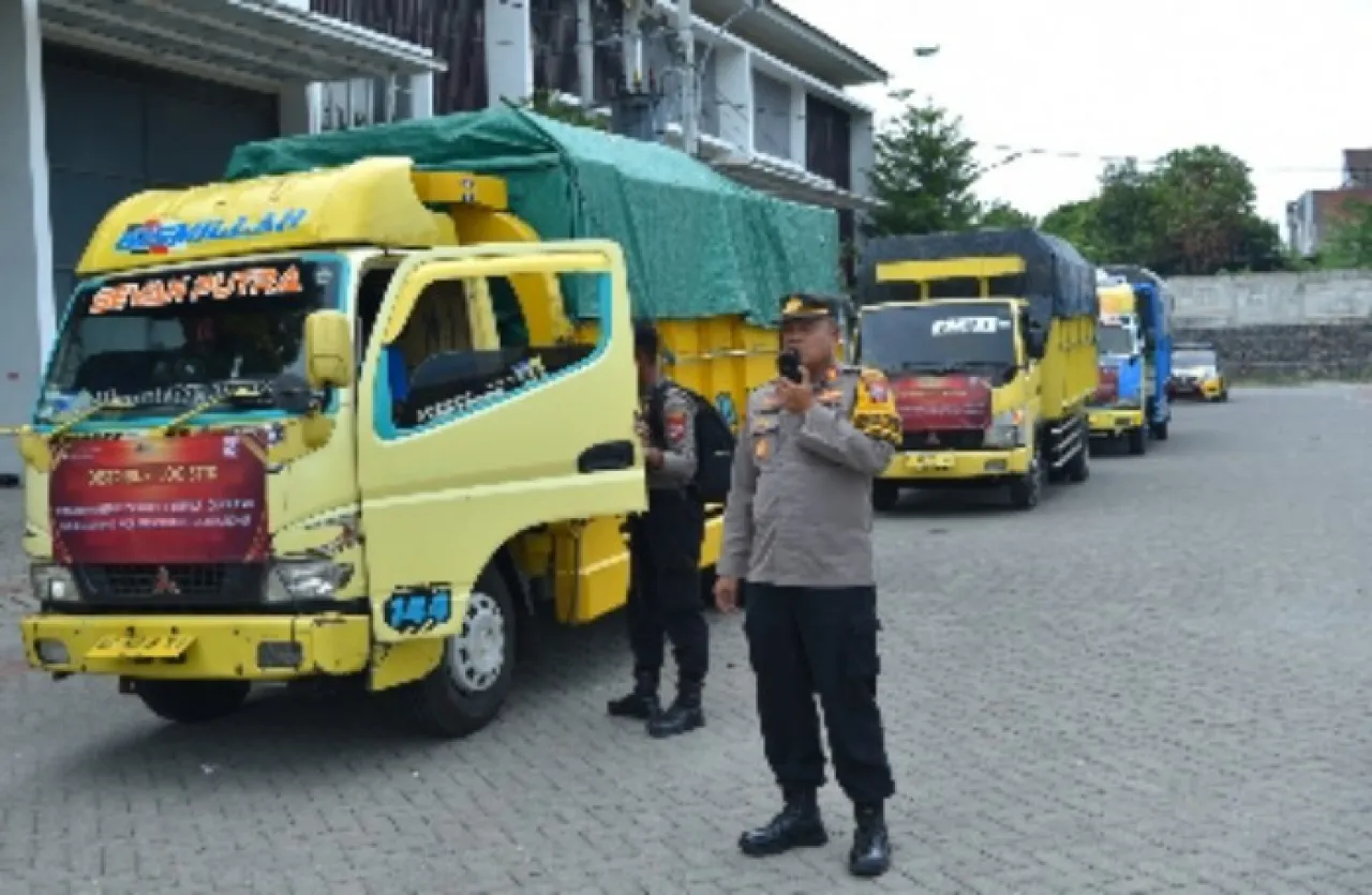 Polres Gresik Lakukan Pengawalan Logistik Pilkada 2024 ke Pulau Bawean