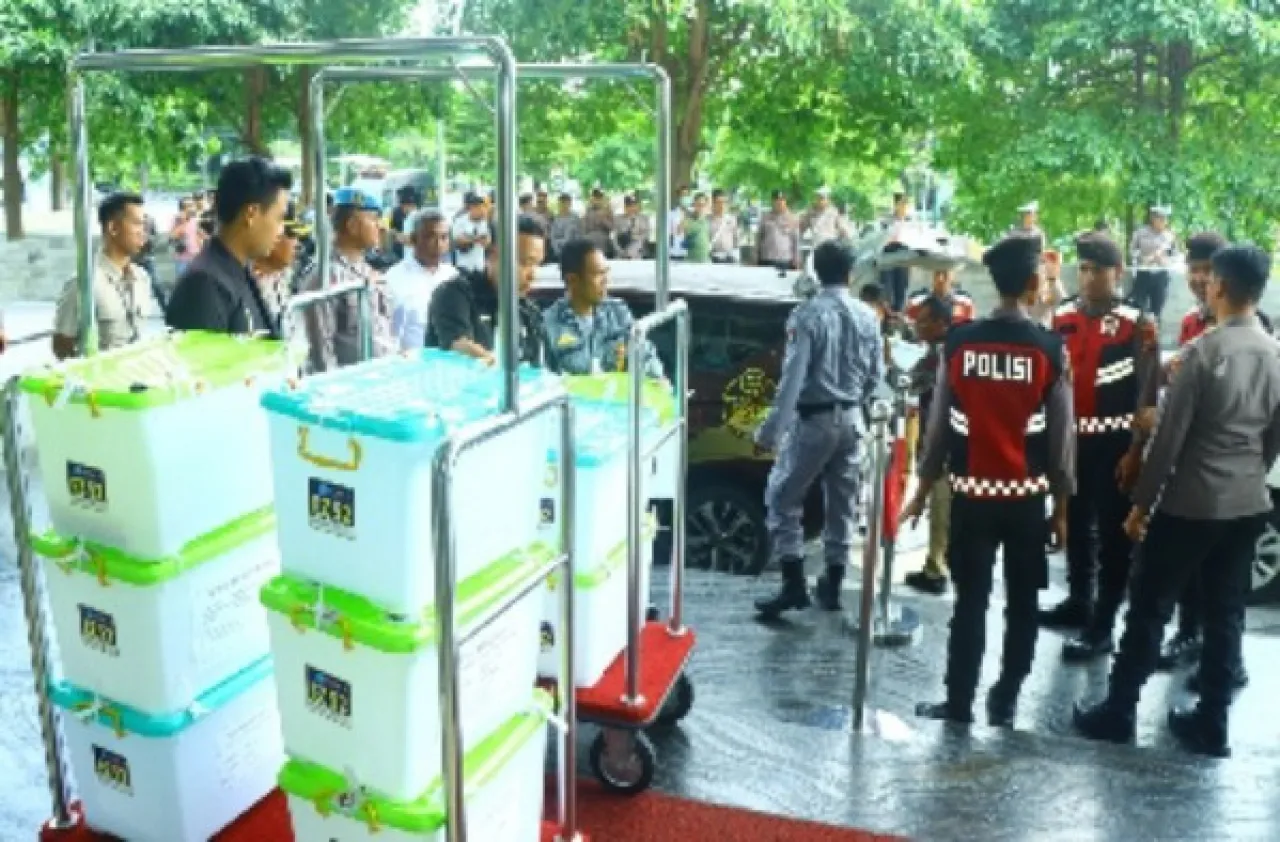 Polres Gresik Tingkatkan Pengamanan dalam Rapat Pleno Terbuka Rekapitulasi Hasil Penghitungan di Hotel Santika