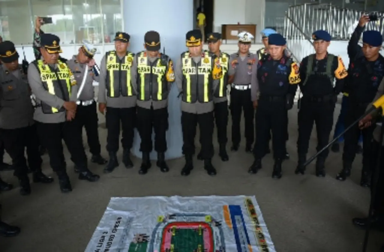 Ratusan Personil Polres Gresik Lakukan Pengamananan Pertandingan Gresik United vs Persipal Palu