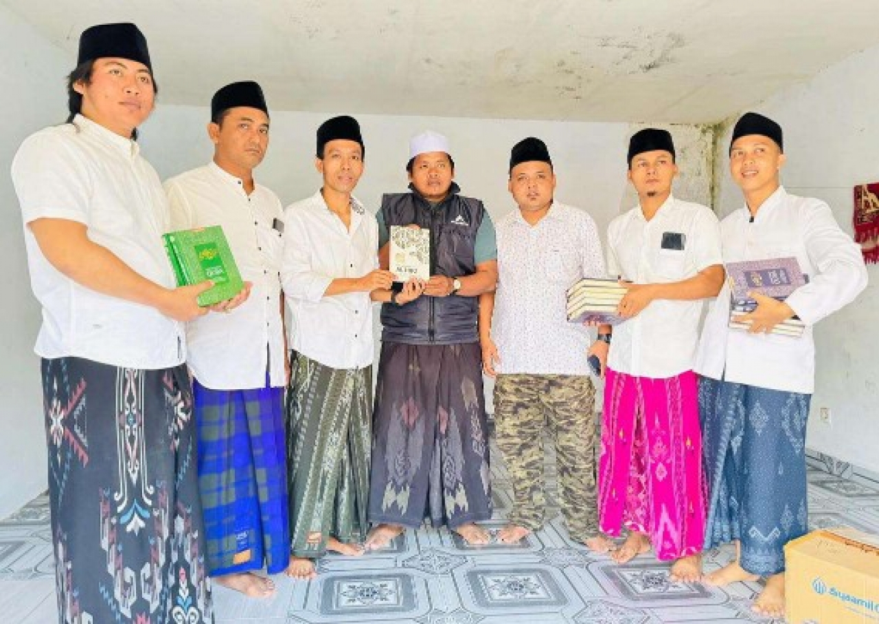 Asosiasi Persatuan Jurnalis Sampang Serahkan Bantuan Al-Qur'an untuk Tiga Yayasan