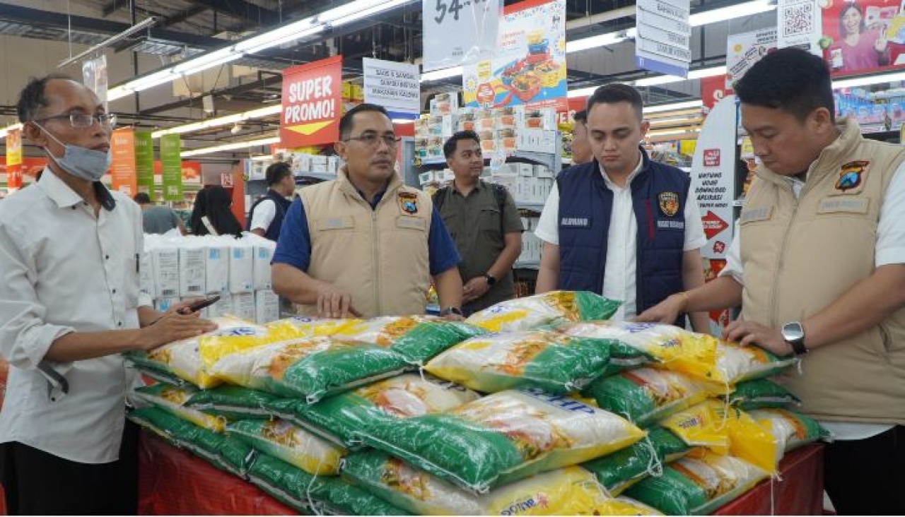 Jelang Idul Fitri 1445 H, Satgas Pangan Polda Jatim Sidak ke Gresik Pastikan Ketersediaan Bahan Pokok
