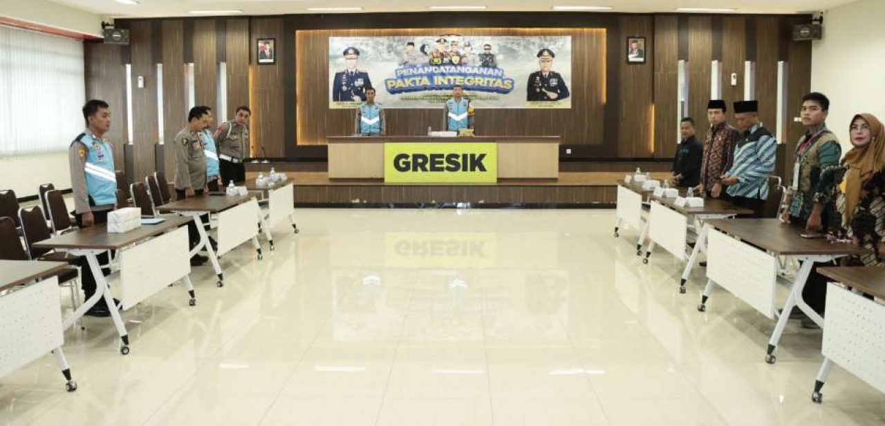 Penandatanganan Pakta Integritas Penerimaan Anggota polri Tahun 2024 di Gresik secara virtual