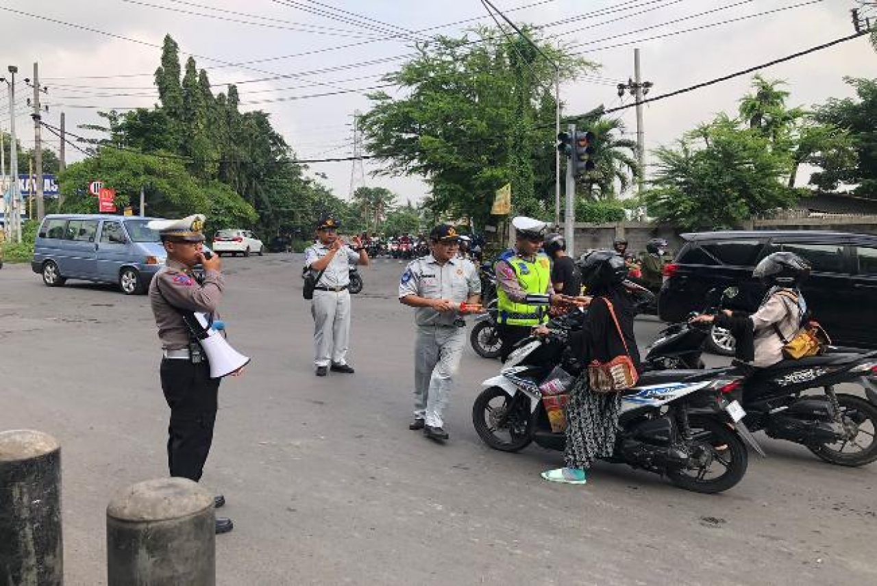 Satlantas Polres Gresik Bagikan Coklat Gelar Kampanye Simpatik Keselamatan di Jalan Raya