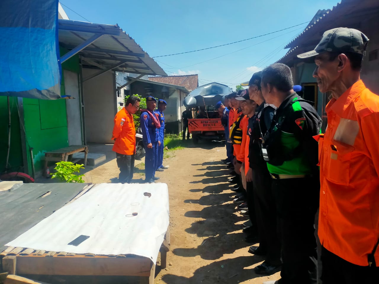 Satpolairud Polres Gresik Bantu Evakuasi Dua Korban Terseret Arus Sungai Kalimas Gresik