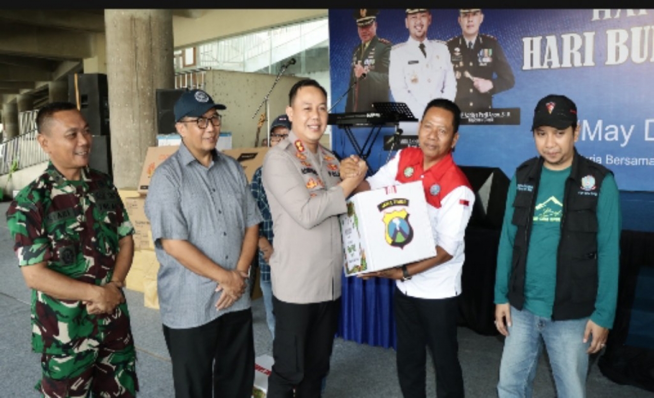 Hari Buruh Sedunia 2024, Polres Gresik - Buruh Gelar Baksos MayDay
