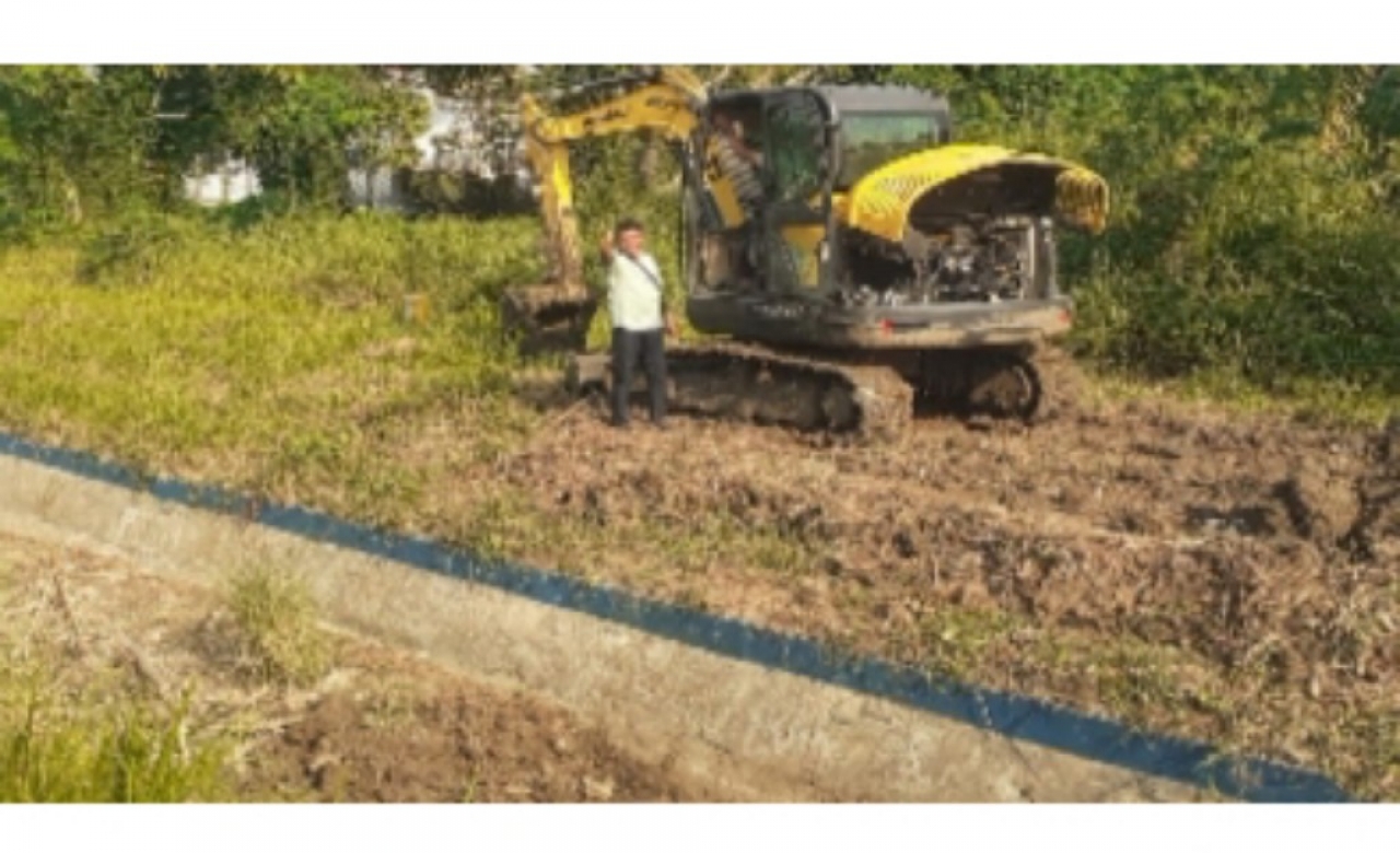 Dinas PUTR Gresik bersama Perangkat Desa Delik Sumber Lakukan Pembersihan Saluran Desa