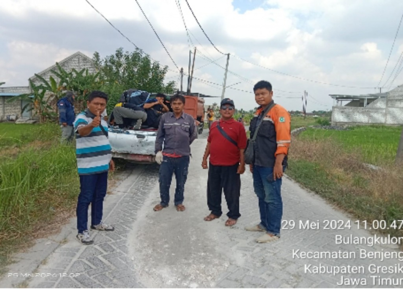 Tanggapi Laporan Warga, Tim URC Bima DPUTR Gresik Langsung Perbaiki Jalan Rusak di Desa Bulang Kulon