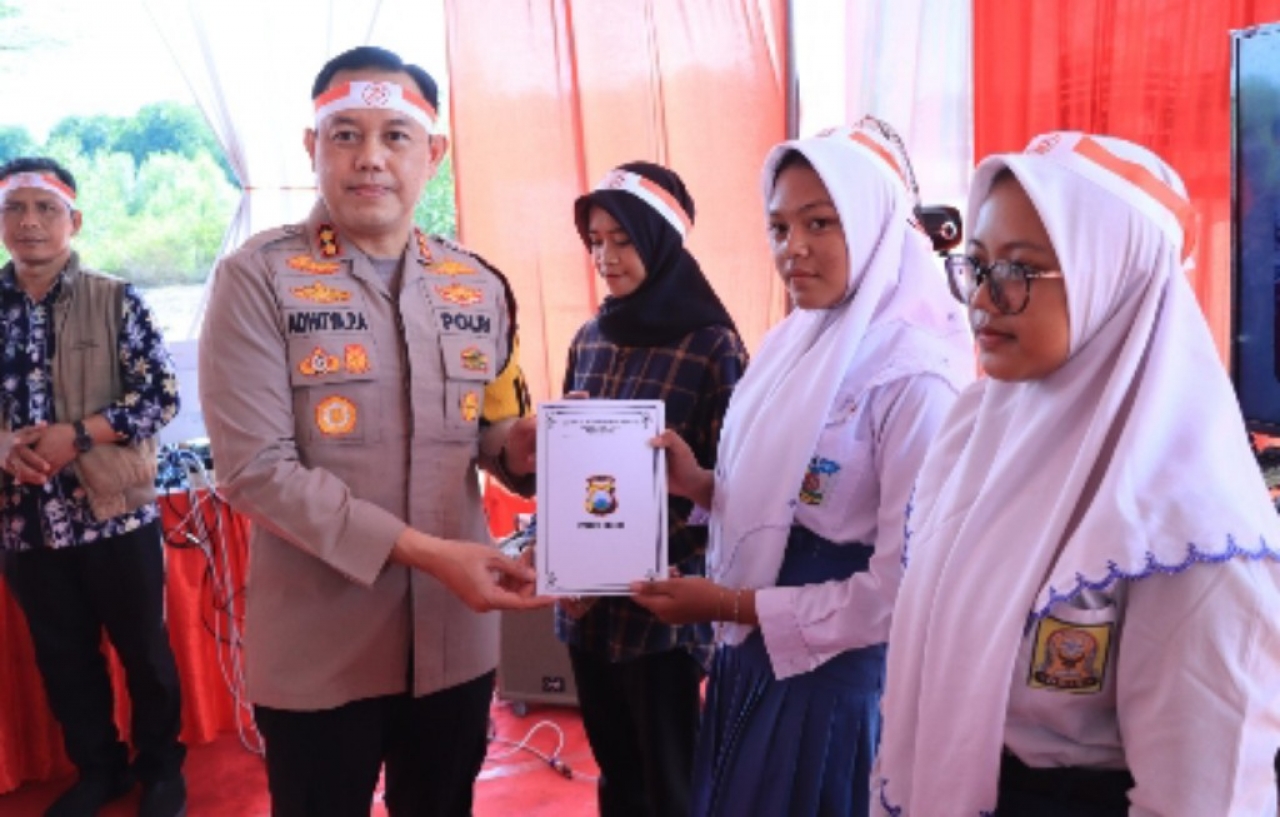Meriahkan Hari Bhayangkara ke-78, Polres Gresik Tanam Pohon dan Berikan Beasiswa kepada Pelajar