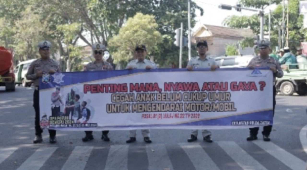 Operasi Patuh Semeru 2024, Satlantas Polres Gresik Bagikan Himbauan dan Sosialisasi Keselamatan Berlalu Lintas