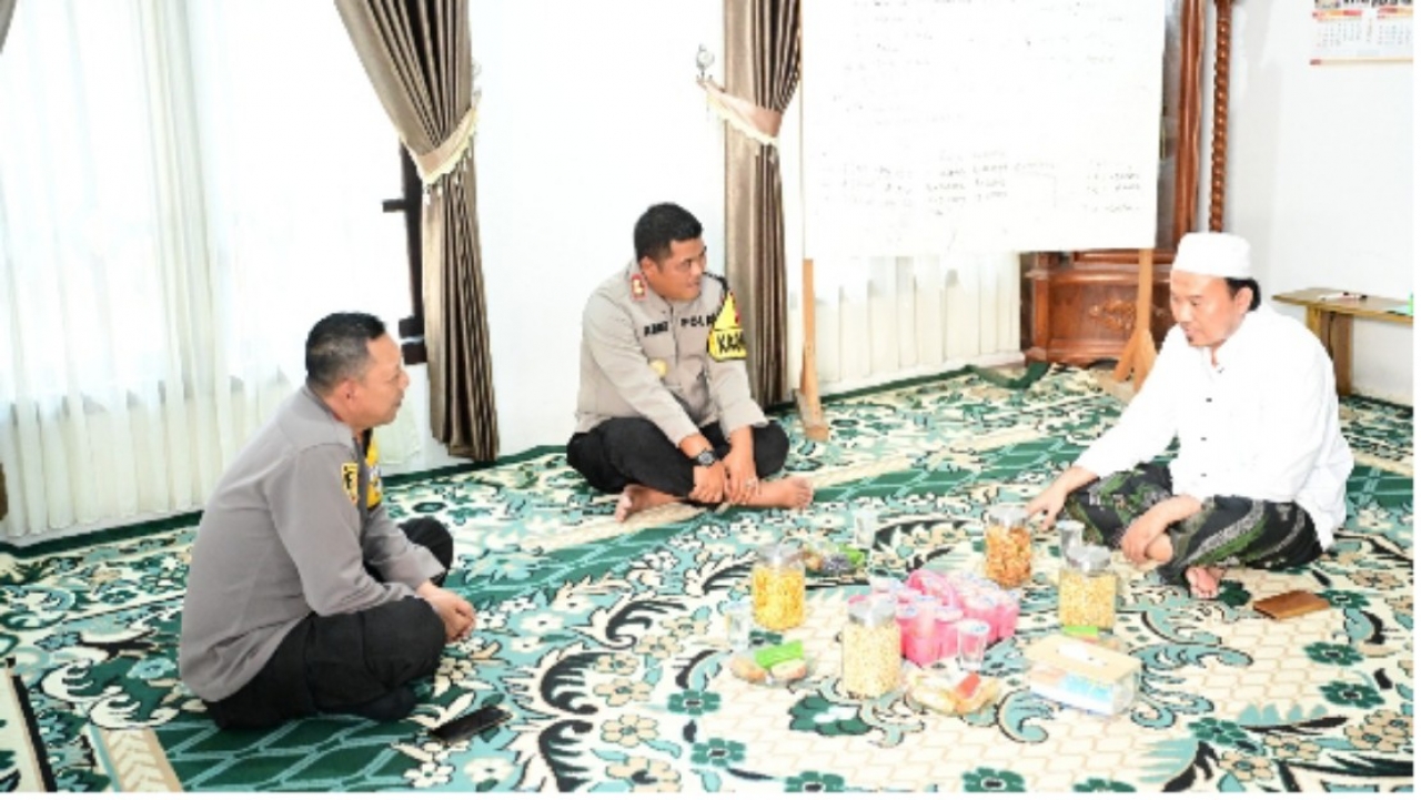 Kapolres Gresik AKBP Arief Kurniawan Jalin Silaturahmi dengan Pengasuh Ponpes Qomarudin Bungah