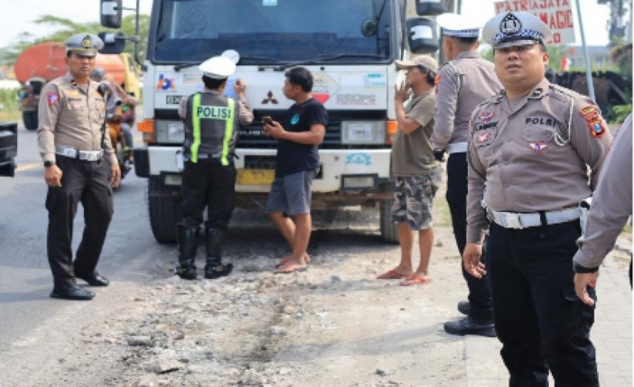 Satlantas Polres Gresik Tindak Puluhan Truk yang Tidak Menutup Muatan