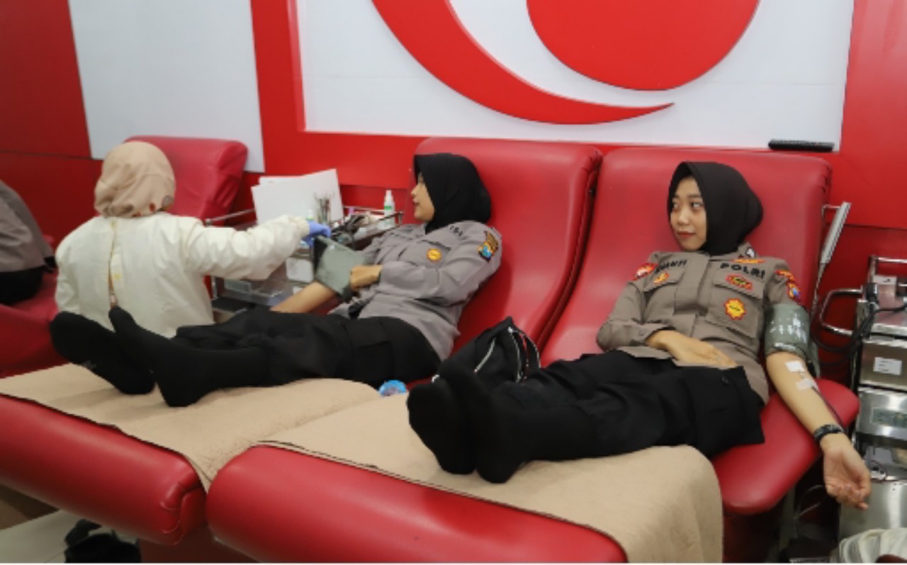 Hari Jadi Polwan ke-76, Polwan Gresik Donorkan Darah Bentuk Kepedulian Terhadap Sesama