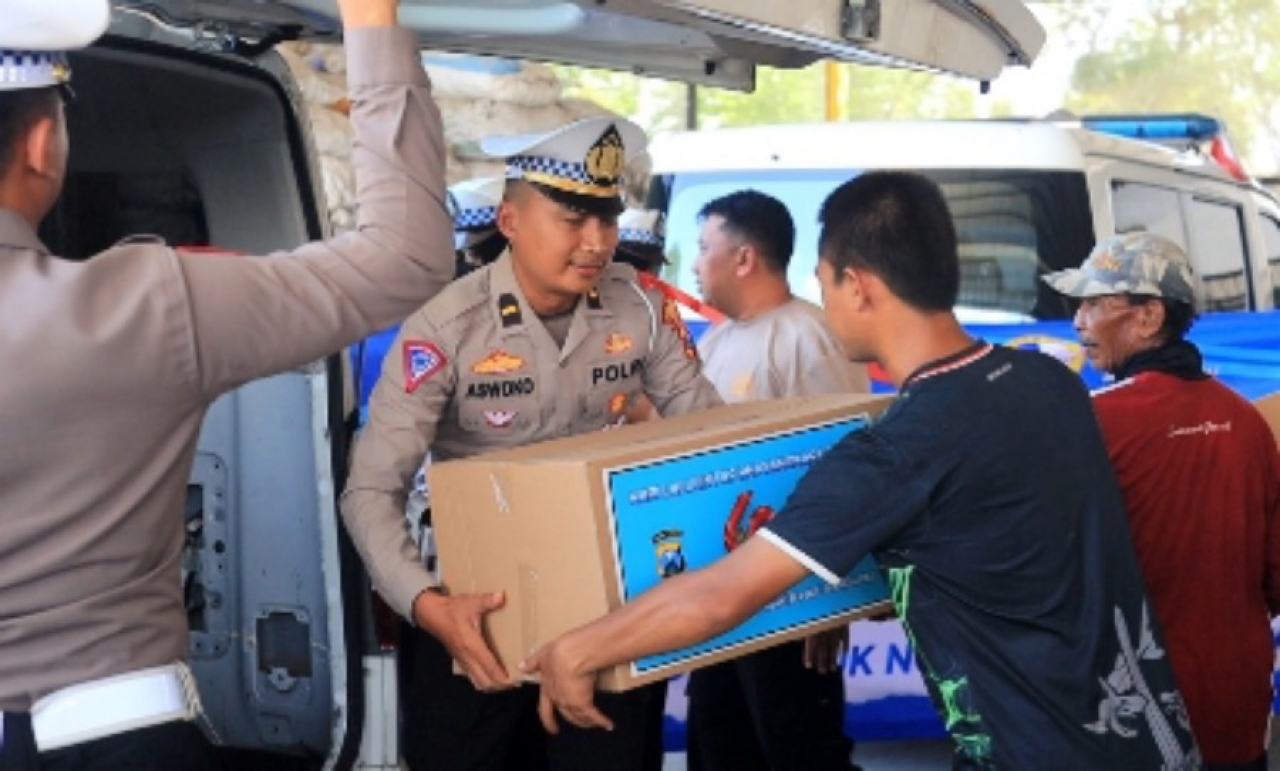 Momentum HUT ke-69, Satlantas Polres Gresik Gelar Bakti Sosial, Donor Darah hingga Bagikan Air Bersih