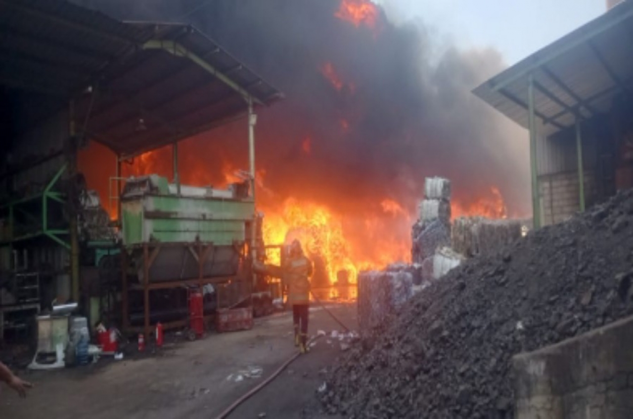 Diduga Gara-gara Bakar Ilalang, Api Sambar Pabrik Plastik PT Langgeng Jaya Plastindo