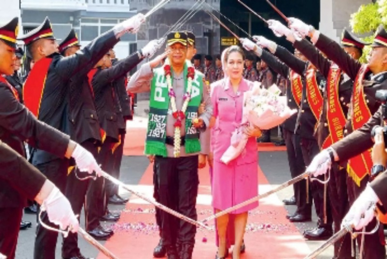 Kapolrestabes Surabaya Baru Disambut Farewell Parade dan Upacara Pedang Pora